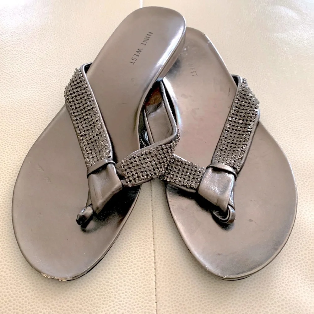 Nine West Higher Sandals Flip Flops 9 Metallic Casual Beach Everyday Glam